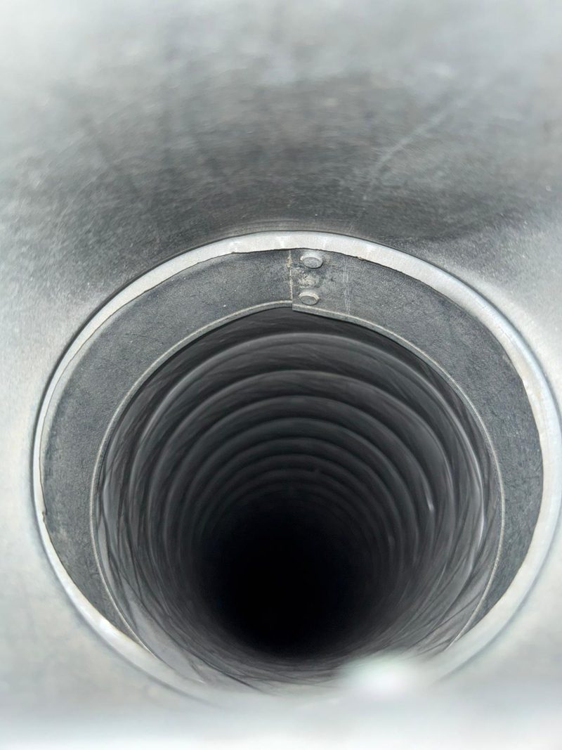 Conduit de ventilation propre après nettoyage AirNeuf