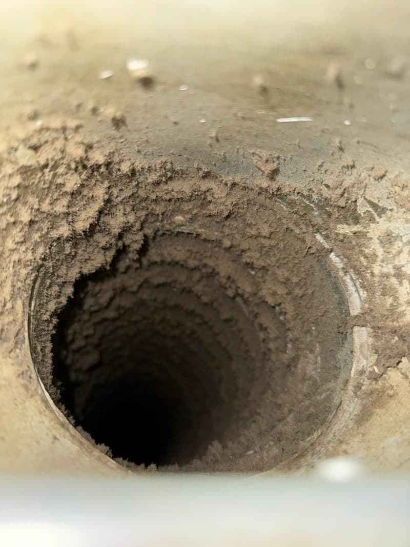 Conduit de ventilation encrassé avant nettoyage AirNeuf