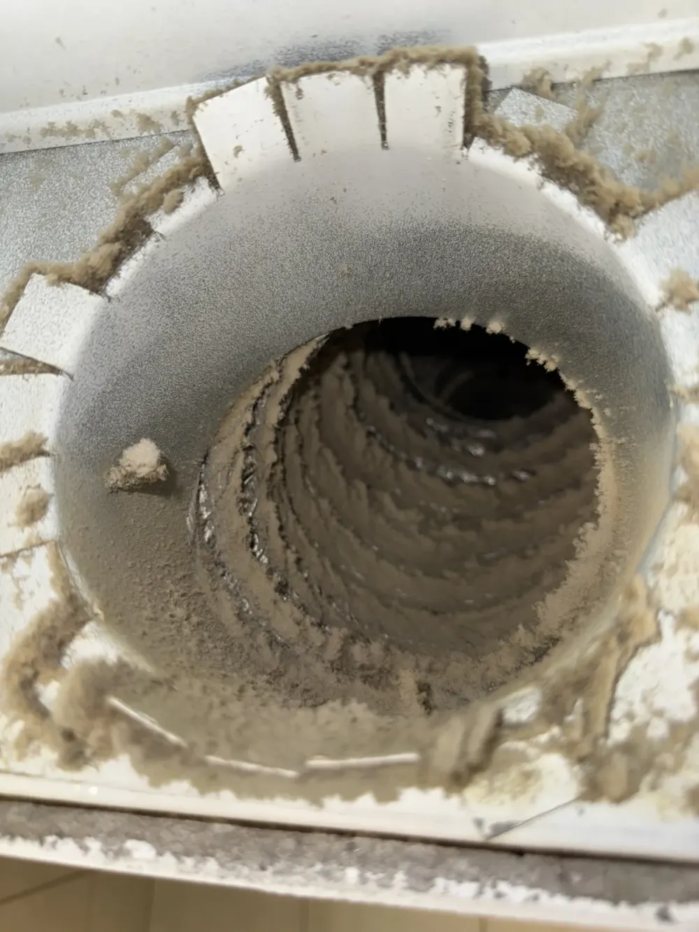 Conduit de ventilation obstrué par la poussière