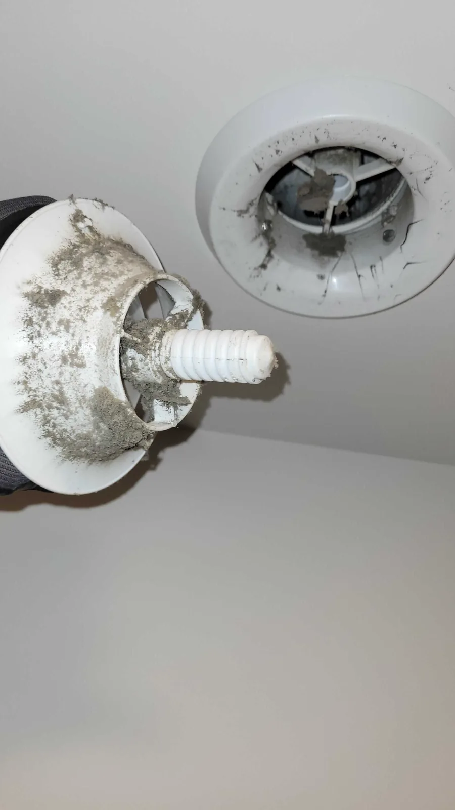 Bouche de ventilation encrassée retirée lors d'un nettoyage AirNeuf